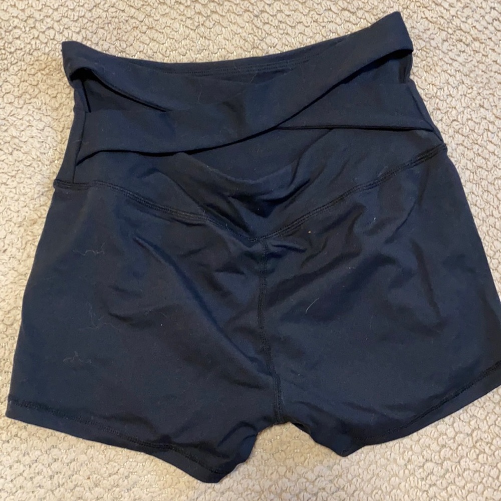 Black criss cross back yoga short